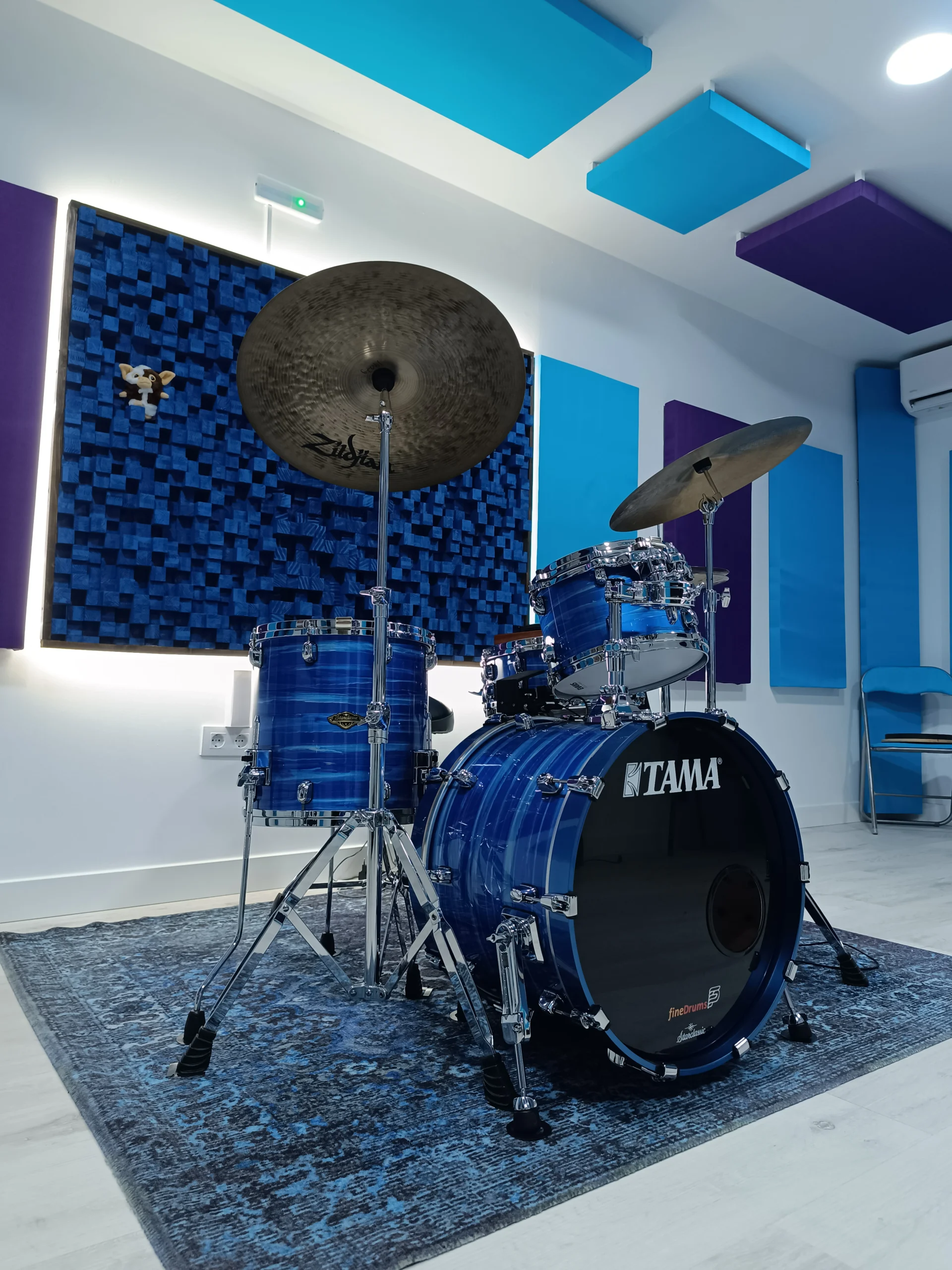 Batería azul con fondo moderno